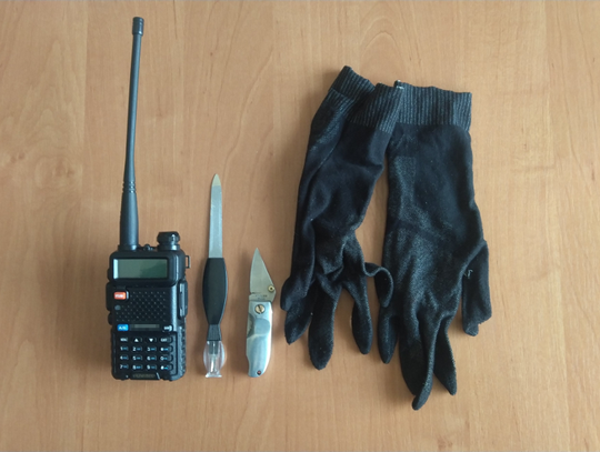 Czaił się pod przedszkolem. Ruszał do akcji, gdy tylko zobaczył, że ktoś zostawił otwarte auto