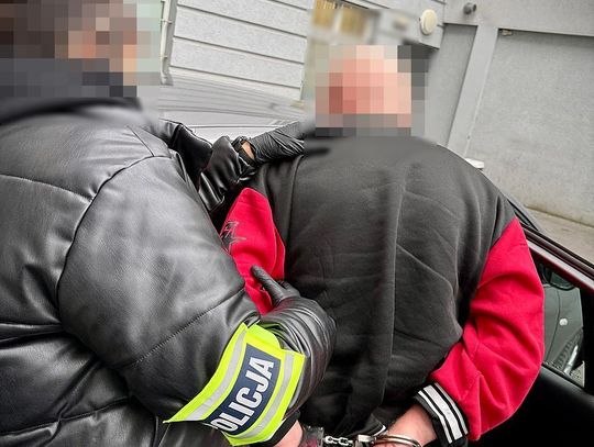 Czekał na nią przed blokiem z pistoletem w ręku. Przerażona kobieta zaczęła krzyczeć