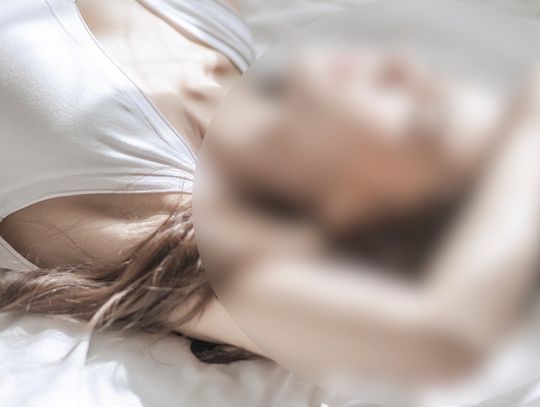 Czekał na żonę, do łóżka wpakowała mu się obca kobieta. Nie mógł jej wyprosić i wezwał policję