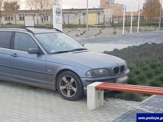 Czekali na przesłuchiwanego kolegę. Z nudów przekręcił kluczyk, BMW wjechało w ławkę