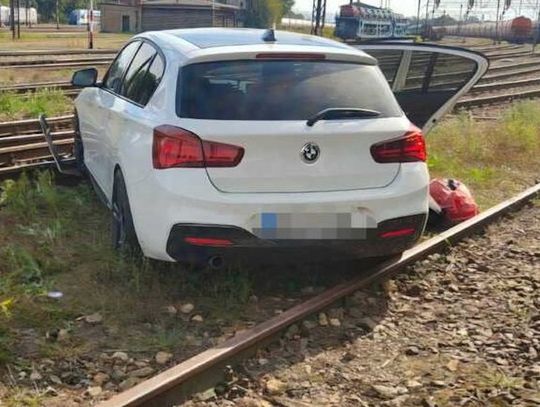 Czesi ścigali BMW, kierowca uciekł do Polski i utknął na torach. Zostawił kobietę i uciekł pieszo