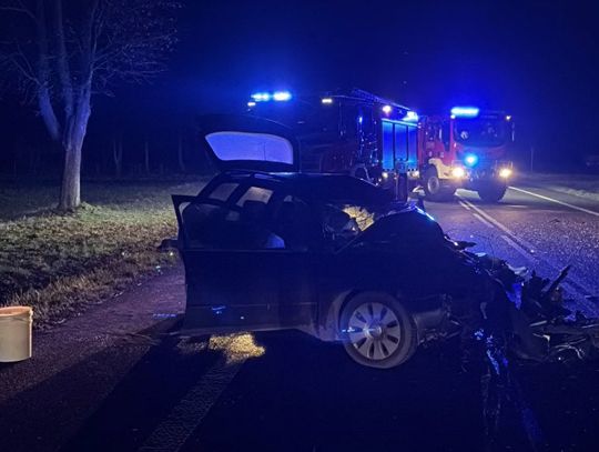 Czołowe zderzenie audi i autokaru. Kierujący osobówką zginął na miejscu Czołowe zderzenie audi i autokaru. Kierujący osobówką zginął na miejscu