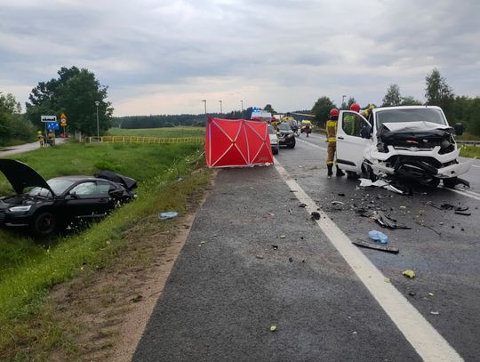 Czołowe zderzenie audi i busa. W wypadku zginął 27-letni kierowca, pięć osób jest rannych, w tym troje dzieci