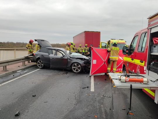 Czołowe zderzenie audi i ciężarowej scanii na moście. 23-letni kierowca osobówki zginął na miejscu