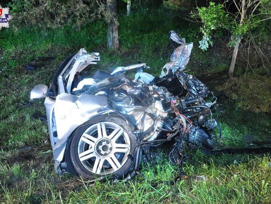 Czołowe zderzenie audi i ciężarówki. Młody kierowca zginął na miejscu