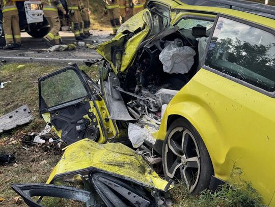 Czołowe zderzenie audi i jeepa. 25-latek zginął na miejscu, dwie osoby zostały ranne