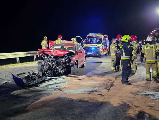 Czołowe zderzenie Audi i Volkswagena. W wypadku zginęły dwie osoby, trzecia jest ciężko ranna