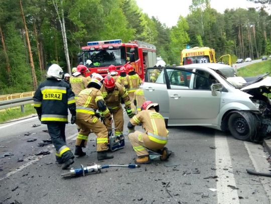 Czołowe zderzenie betoniarki i osobówki. Kierowca toyoty zginął na miejscu