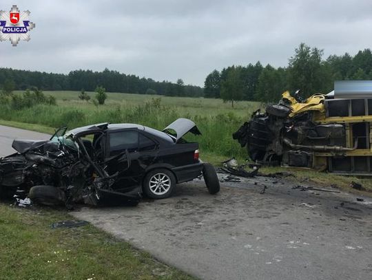 Czołowe zderzenie BMW i busa. Nie żyje 19-letni kierowca, trójka jego znajomych została ranna