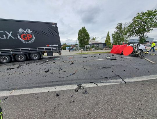 Czołowe zderzenie BMW i samochodu ciężarowego. Kierujący i pasażer zginęli na miejscu