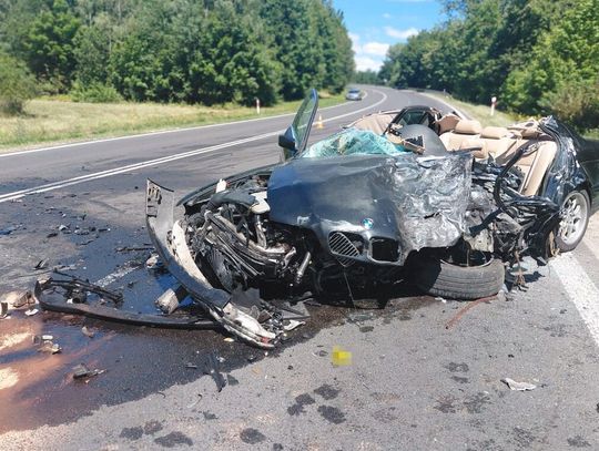 Czołowe zderzenie BMW z ciężarowym Volvo. Kierowca osobówki zginął na miejscu