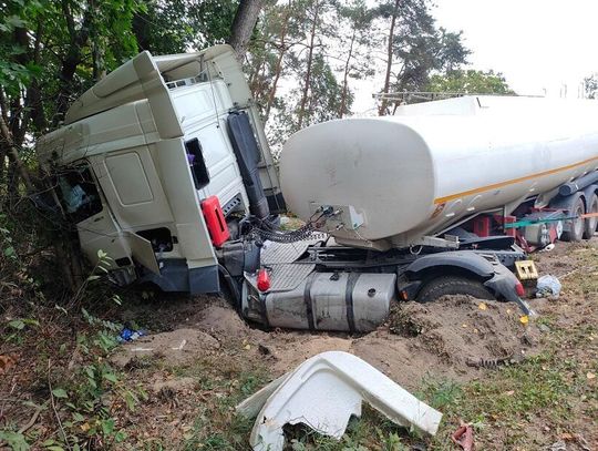 Czołowe zderzenie busa i cysterny. Kierowca mercedesa zginął na miejscu, dwie osoby są ranne [FOTO]