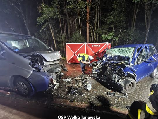 Czołowe zderzenie busa i osobówki. Jedna osoba zginęła, pięć zostało rannych