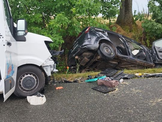 Czołowe zderzenie busa i osobówki. Nie żyje 67-letni mężczyzna, dwie osoby są ranne