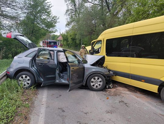 Czołowe zderzenie busa z audi - nie żyje jedna osoba, 20 poszkodowanych trafiło do szpitali