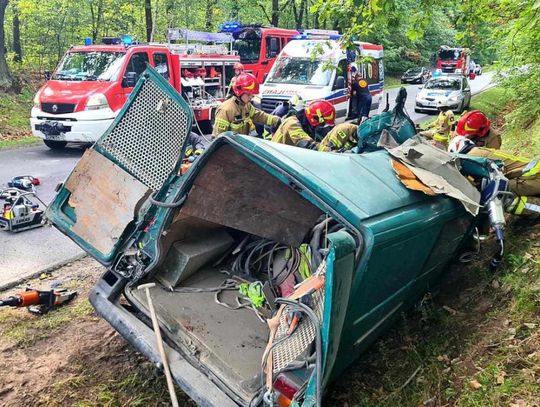 Czołowe zderzenie busa z tirem. W wypadku zginął kierowca volkswagena i 3 pasażerów