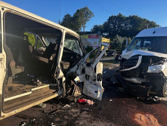 Czołowe zderzenie busów na krajowej 17. Siedem osób zostało rannych, jedna jest w ciężkim stanie
