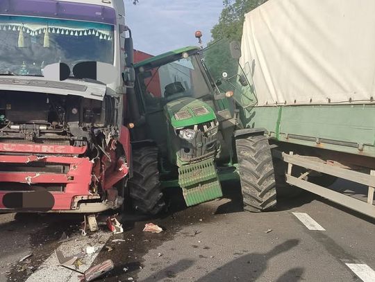 Czołowe zderzenie ciągnika rolniczego z ciężarówką. Sprawcą kierowca z Ukrainy