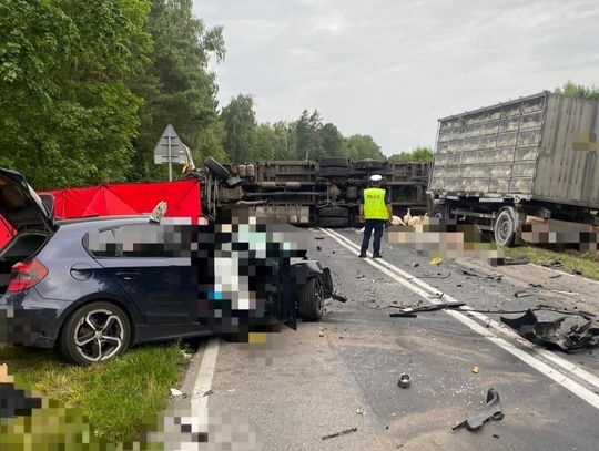 Czołowe zderzenie ciężarówki i BMW. W wypadku zginęła kierująca osobówką