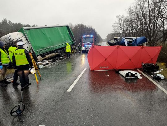 Czołowe zderzenie ciężarówki i dostawczaka. Kierowca fiata ducato zginął na miejscu [FOTO]