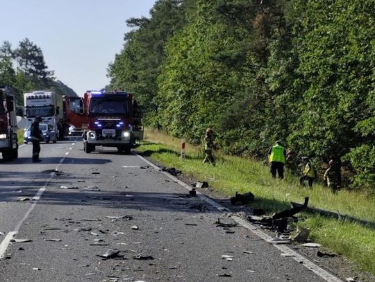 Czołowe zderzenie Dacii z ciężarówką. 35-letni kierowca osobówki zginął na miejscu