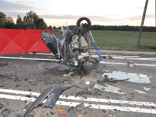 Czołowe zderzenie dostawczaka i ciężarówki. Kierowca volkswagena nie miał szans na przeżycie