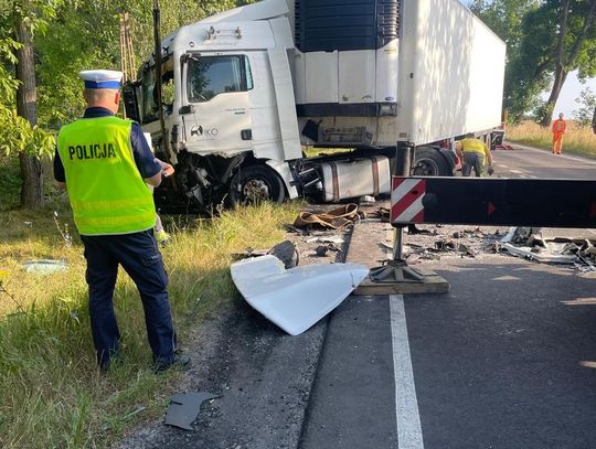 Czołowe zderzenie dostawczaka z samochodem ciężarowym. Kierowca mercedesa zginął na miejscu