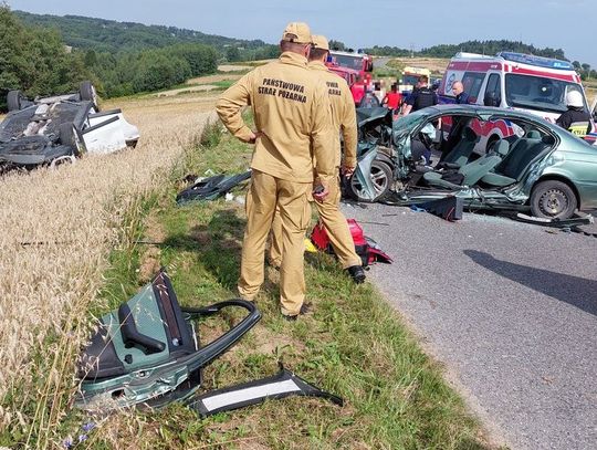 Czołowe zderzenie dwóch BMW. 22-letni kierowca zginął na miejscu, do szpitala trafiły cztery osoby, w tym dwójka dzieci