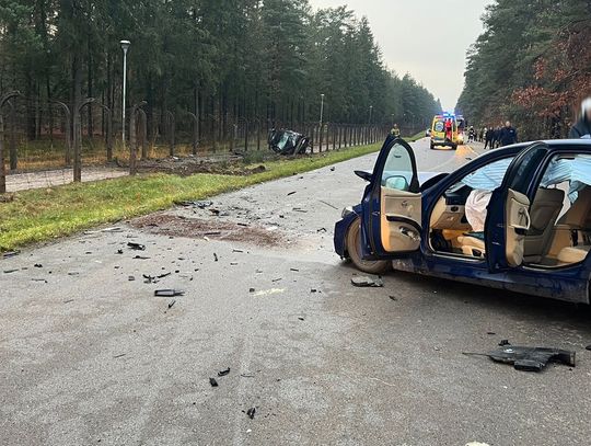 Czołowe zderzenie dwóch BMW. Po wypadku cztery osoby zostały zabrane do szpitala. ZDJĘCIA