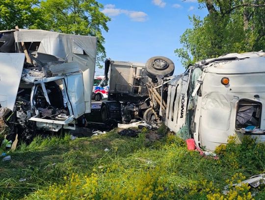 Czołowe zderzenie dwóch ciężarówek na Opolszczyźnie. Zginął jeden z kierowców