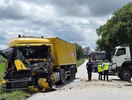 Czołowe zderzenie dwóch ciężarówek. Ratownikom nie udało się uratować jednego z kierowców