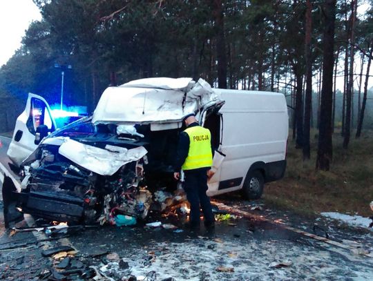 Czołowe zderzenie dwóch dostawczaków. Jedna osoba nie żyje, cztery są ranne