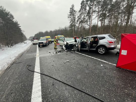 Czołowe zderzenie dwóch nissanów. Nie żyją trzy osoby, zablokowana krajowa 9 w Głogowie Małopolskim