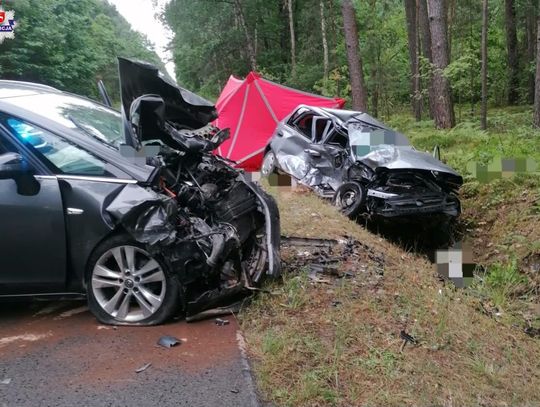 Czołowe zderzenie dwóch opli. Jedna z kierujących zginęła, druga została zabrana do szpitala