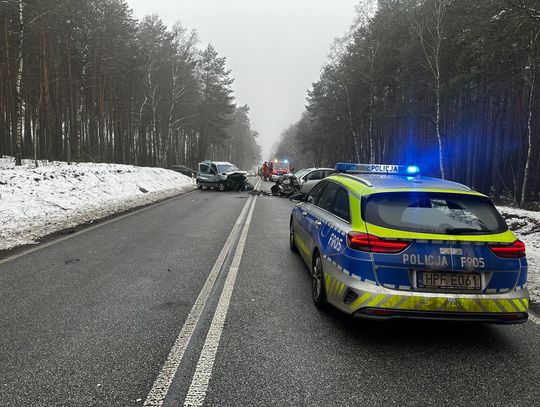Czołowe zderzenie dwóch osobówek na DK 74. Jeden z kierowców zginął na miejscu Czołowe zderzenie dwóch osobówek na DK 74. Jeden z kierowców zginął na miejscu