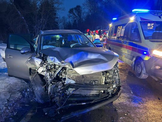 Czołowe zderzenie dwóch osobówek na krajowej 16. Siedem osób zostało rannych, w tym troje dzieci