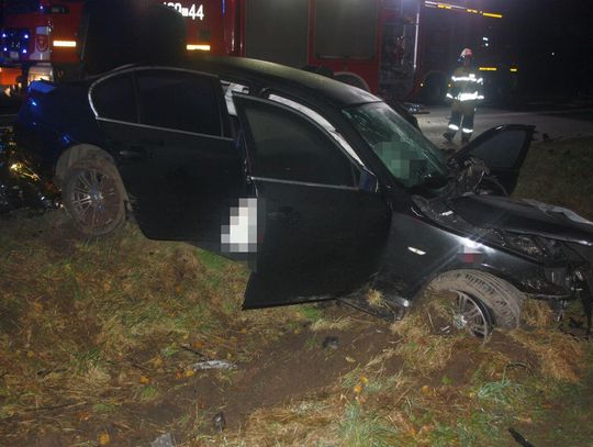 Czołowe zderzenie dwóch osobówek na krajowej 25. Cztery młode osoby z BMW zabrane do szpitala