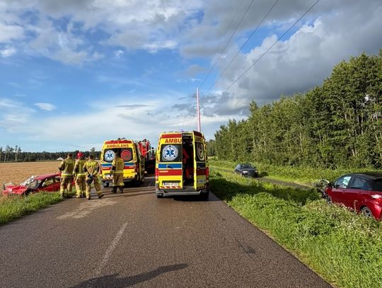 Czołowe zderzenie dwóch osobówek. Sprawcą 75-latek, pięć osób rannych, w tym dwoje dzieci