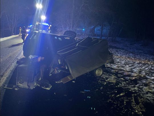 Czołowe zderzenie dwóch osobówek. Trzy osoby zostały ranne, lądował śmigłowiec medyczny