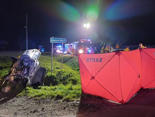 Czołowe zderzenie dwóch osobówek. W wypadku zginęło dwóch mężczyzn, siedem osób zostało rannych