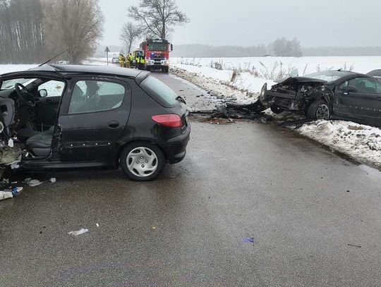 Czołowe zderzenie dwóch Peugeotów. Jedna osoba zginęła na miejscu, a dwie zostały ranne