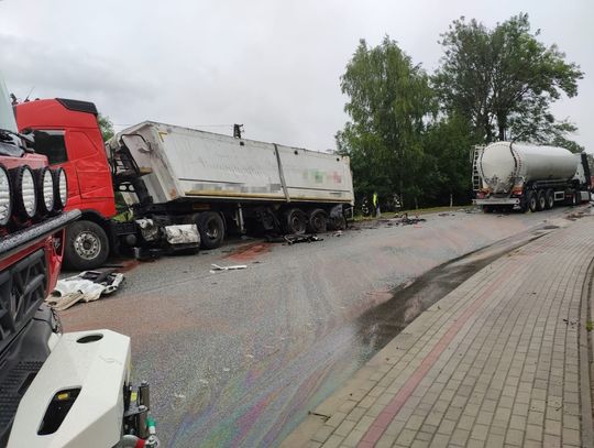 Czołowe zderzenie dwóch samochodów ciężarowych. Jeden z kierowców został ciężko ranny [FOTO]