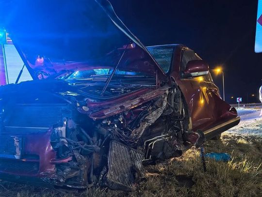 Czołowe zderzenie dwóch volkswagenów. Jeden z kierowców nie przeżył wypadku