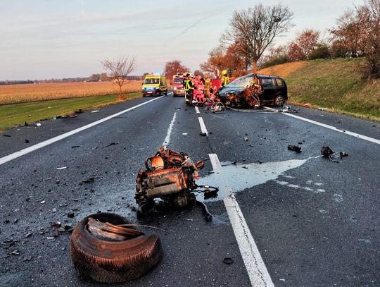 Czołowe zderzenie dwóch volkswagenów. Obaj kierowcy zginęli na miejscu [ZDJĘCIA]