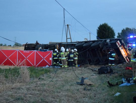 Czołowe zderzenie forda i ciężarówki. Zginął kierowca suva, jego żona i córka są ciężko ranne [FOTO]