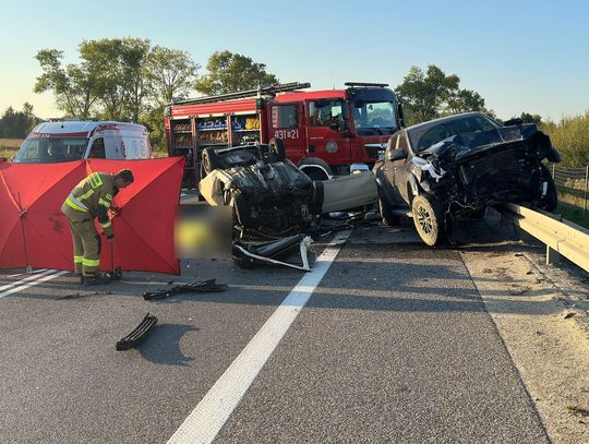 Czołowe zderzenie Forda i Lancii. Zginęła 49-letnia kobieta, matka z dzieckiem trafiły do szpitala