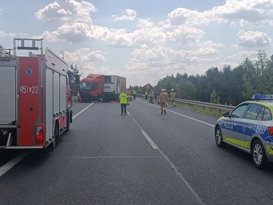 Czołowe zderzenie hondy i ciężarówki. Kierowca osobówki zginął na miejscu