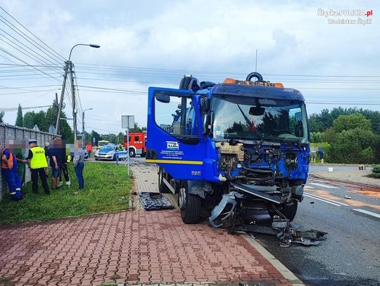 Czołowe zderzenie hyundaia i ciężarowego dafa. W wypadku zginął młody kierowca osobówki