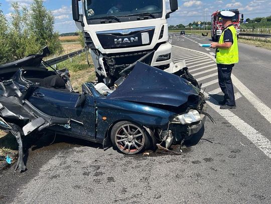 Poważne zderzenie hyundaia i ciężarowego mana. Osobówka roztrzaskana, kierowca ciężko ranny [FOTO]