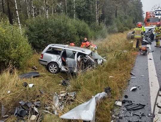 Czołowe zderzenie infinity i volkswagena na krajowej "11". W wypadku zginęli obaj kierowcy